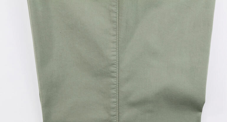 Detailansicht der hellgrünen Chinos von Brax.