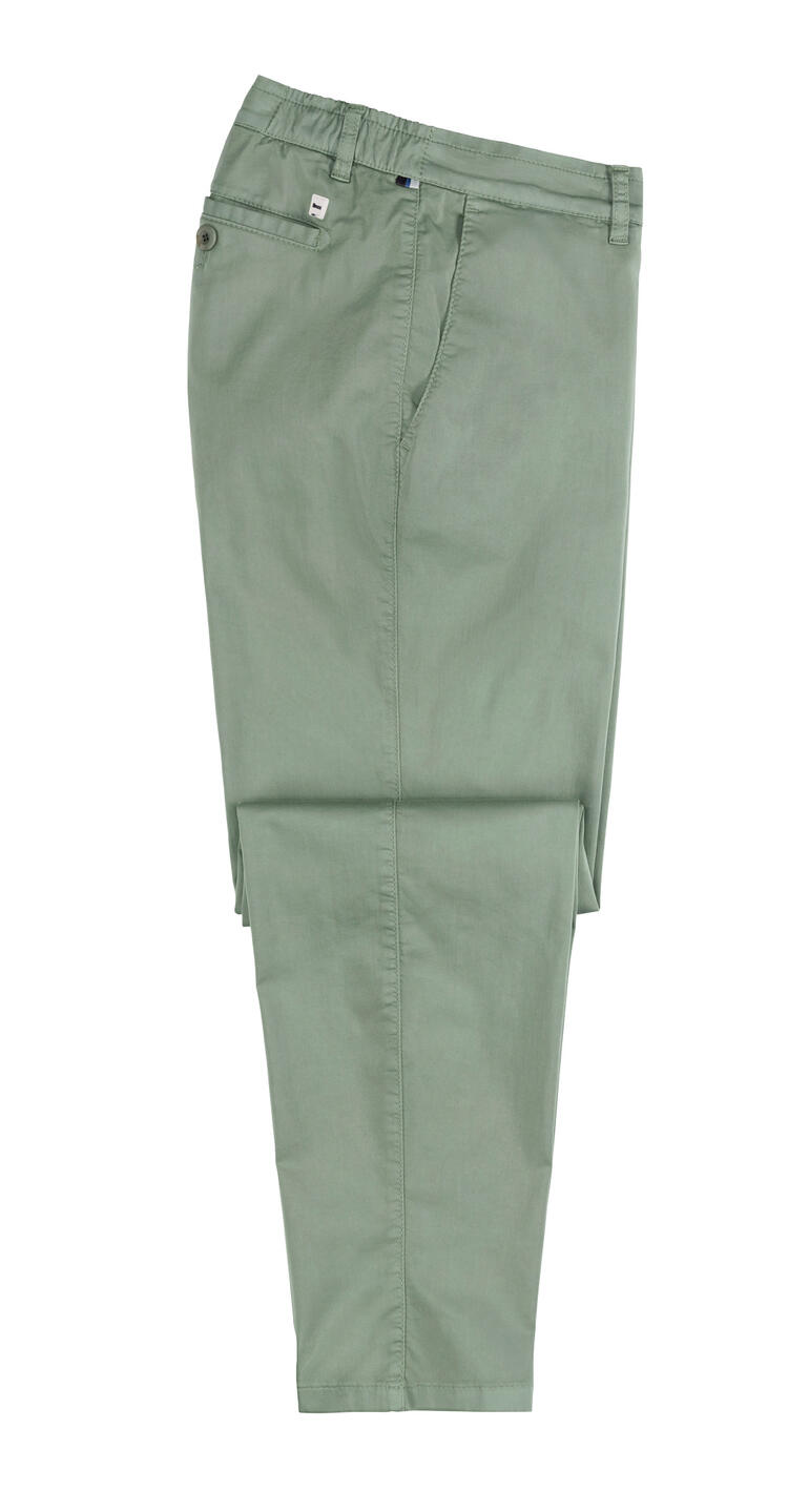 Avocado Seitenansicht der hellgrünen Chinos von Brax auf weißem Hintergrund.