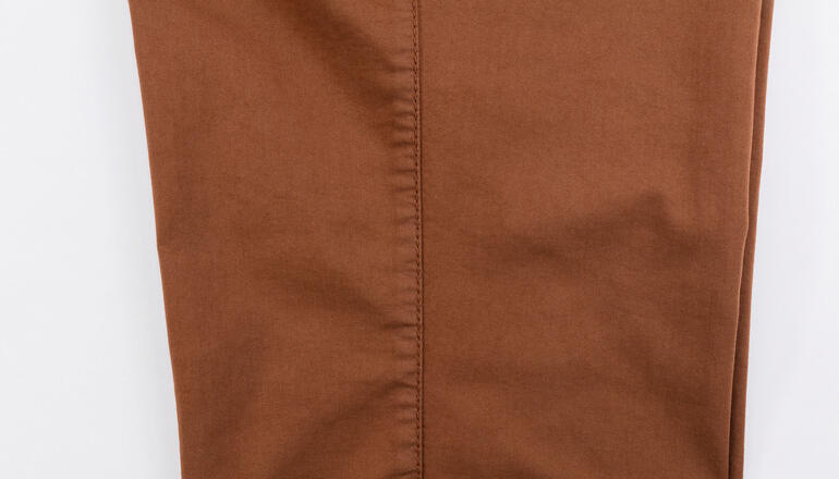 Detailansicht der braunen Chinos von Brax.