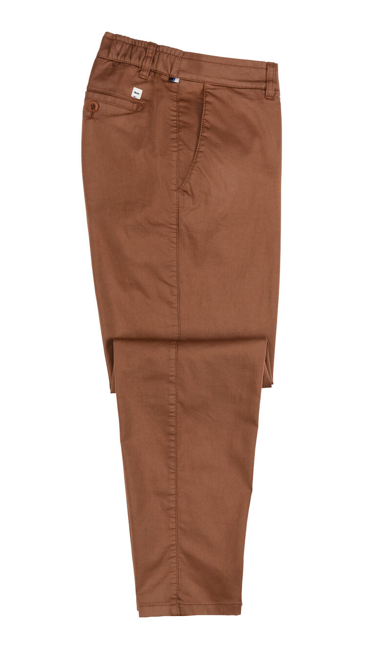 Seitenansicht der braunen Chinos von Brax auf weißem Hintergrund.