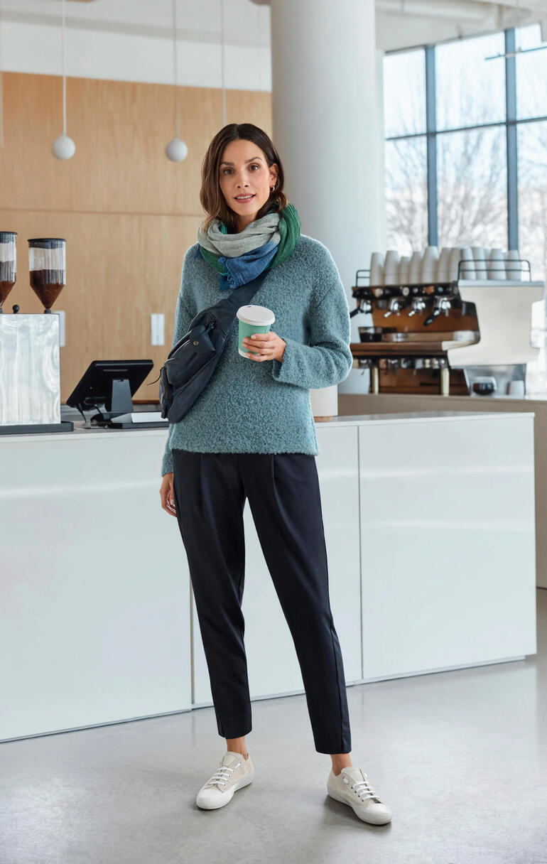 Türkis Anokhi Crossbody-Bag getragen mit braunem Pullover