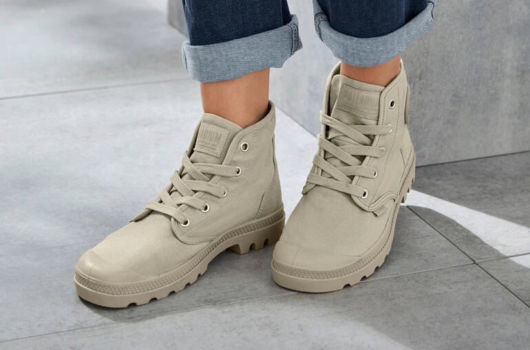 Beige Palladium Canvas-Boots in beige, am Fuß getragen