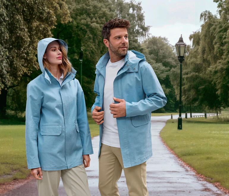 Wetterfester Leinen-Parka Paar in wetterfestem Leinen-Parka im Park
