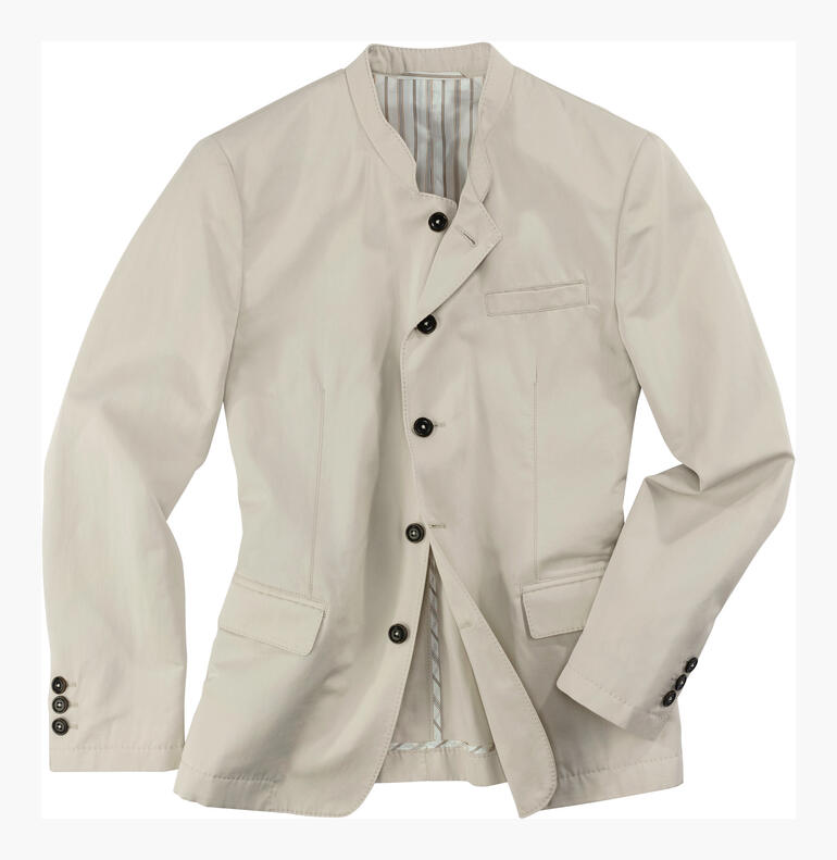 Beige Sommer-Trachtenanzug offen mit sichtbarem Innenfutter und Knöpfen.