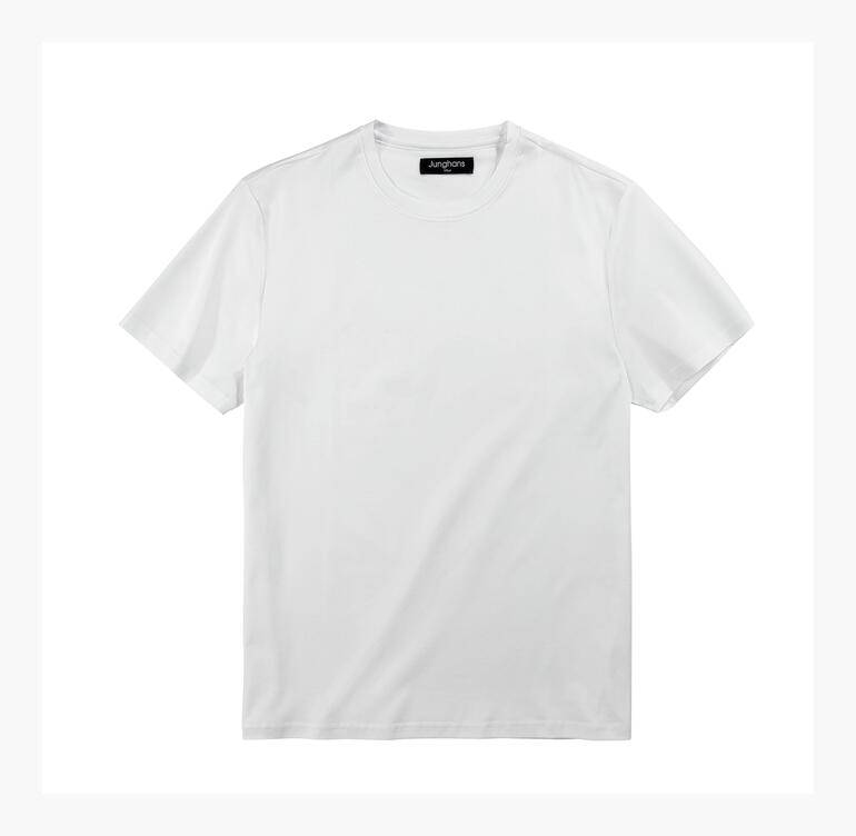 Weißes T-Shirt auf einem weißen Hintergrund, flach ausgelegt.