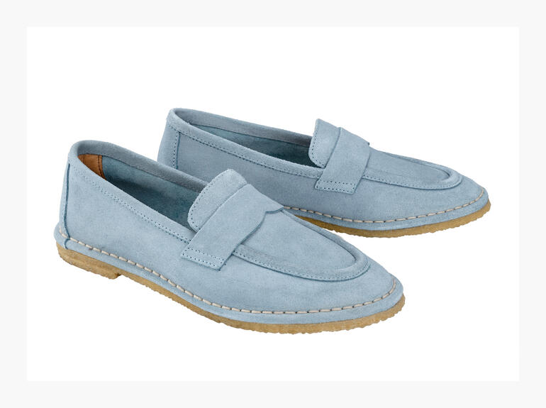 Paar hellblaue Bequem-Mokassins von Gran Step auf weißem Hintergrund.