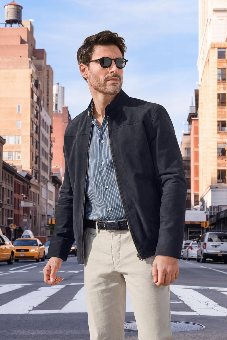 Mann in OCONI Leder-Wendejacke auf einer Stadtstraße mit Sonnenbrille