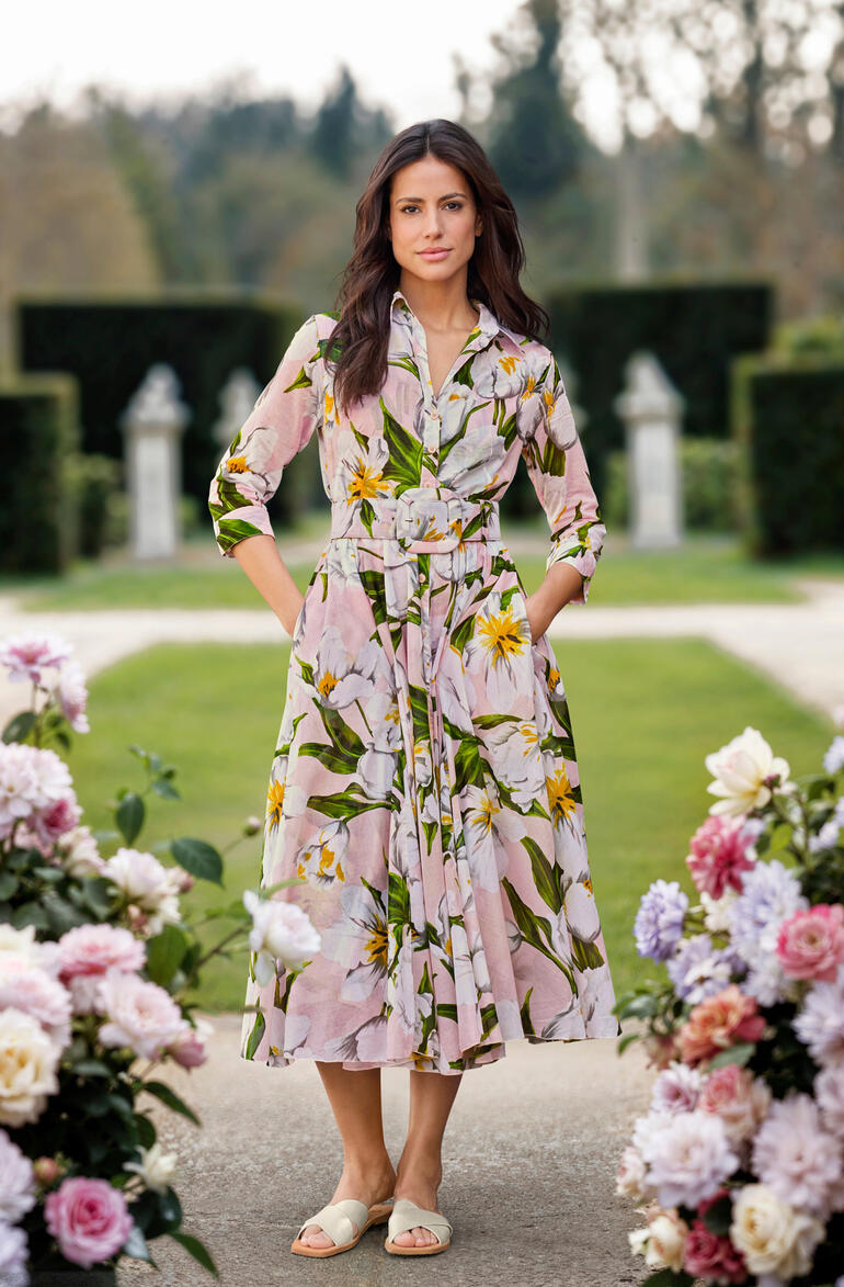 Frau in Samantha Sung Kleid mit Blumenmustern in einem Garten