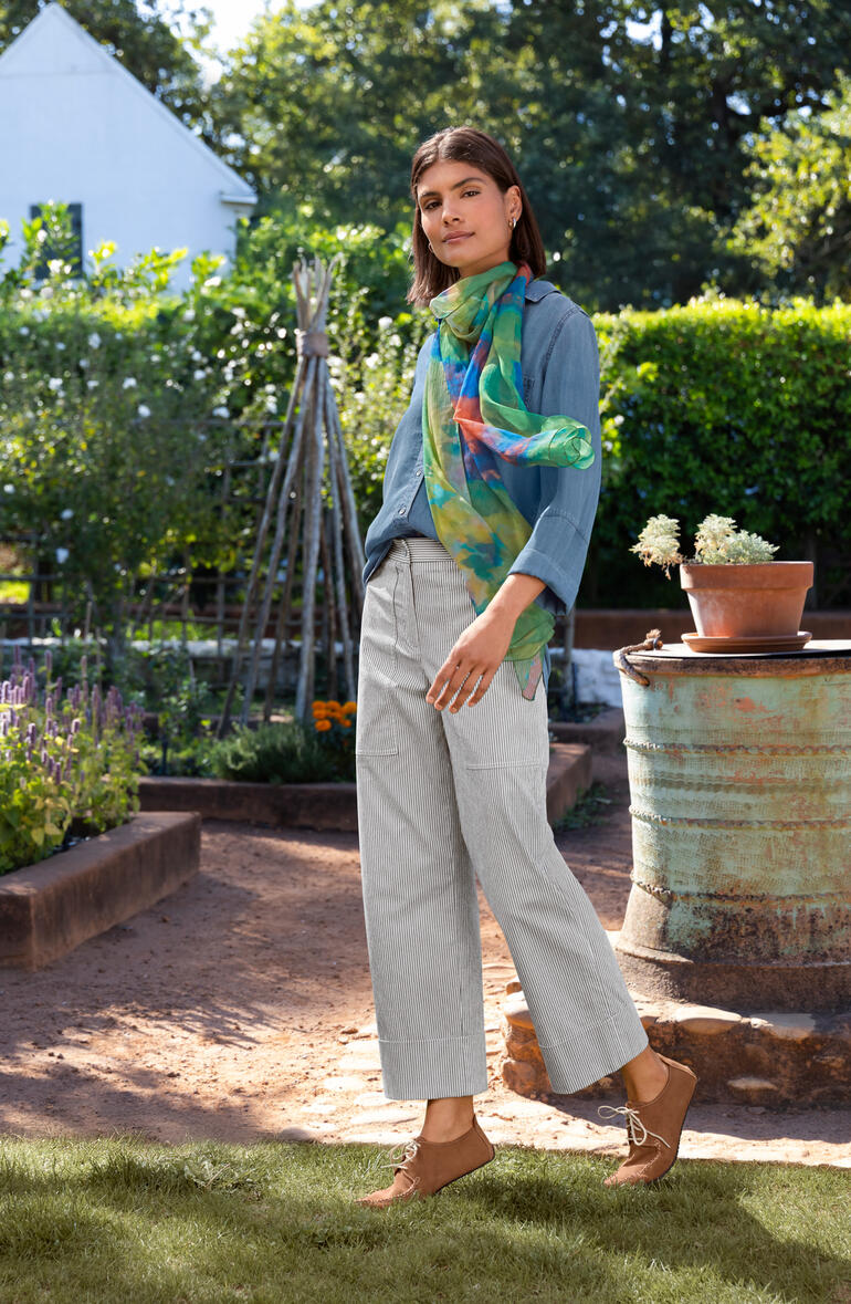 Bella Dahl Jeansbluse Bella Dahl Jeansbluse in Blau, getragen von einer Frau in einem Garten.