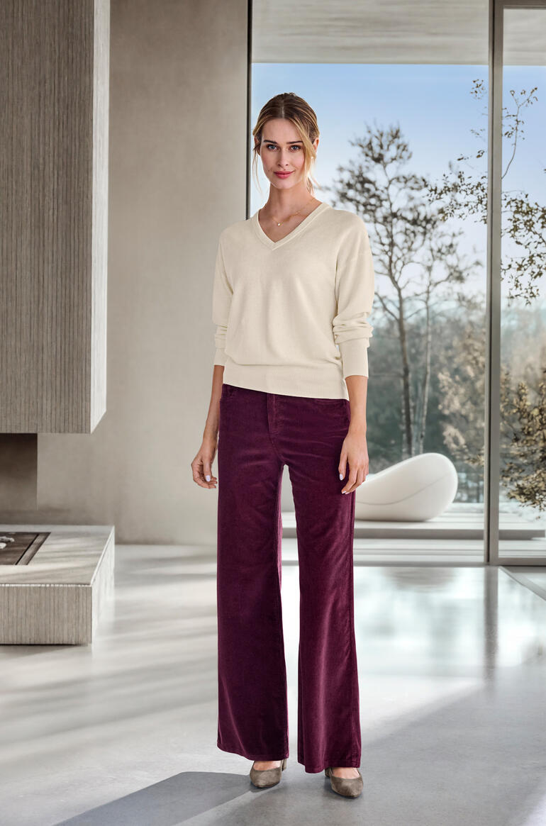 Jubilé Soft-Pumps Frau mit weit geschnittener Cordhose in Bordeaux und V-Pullover