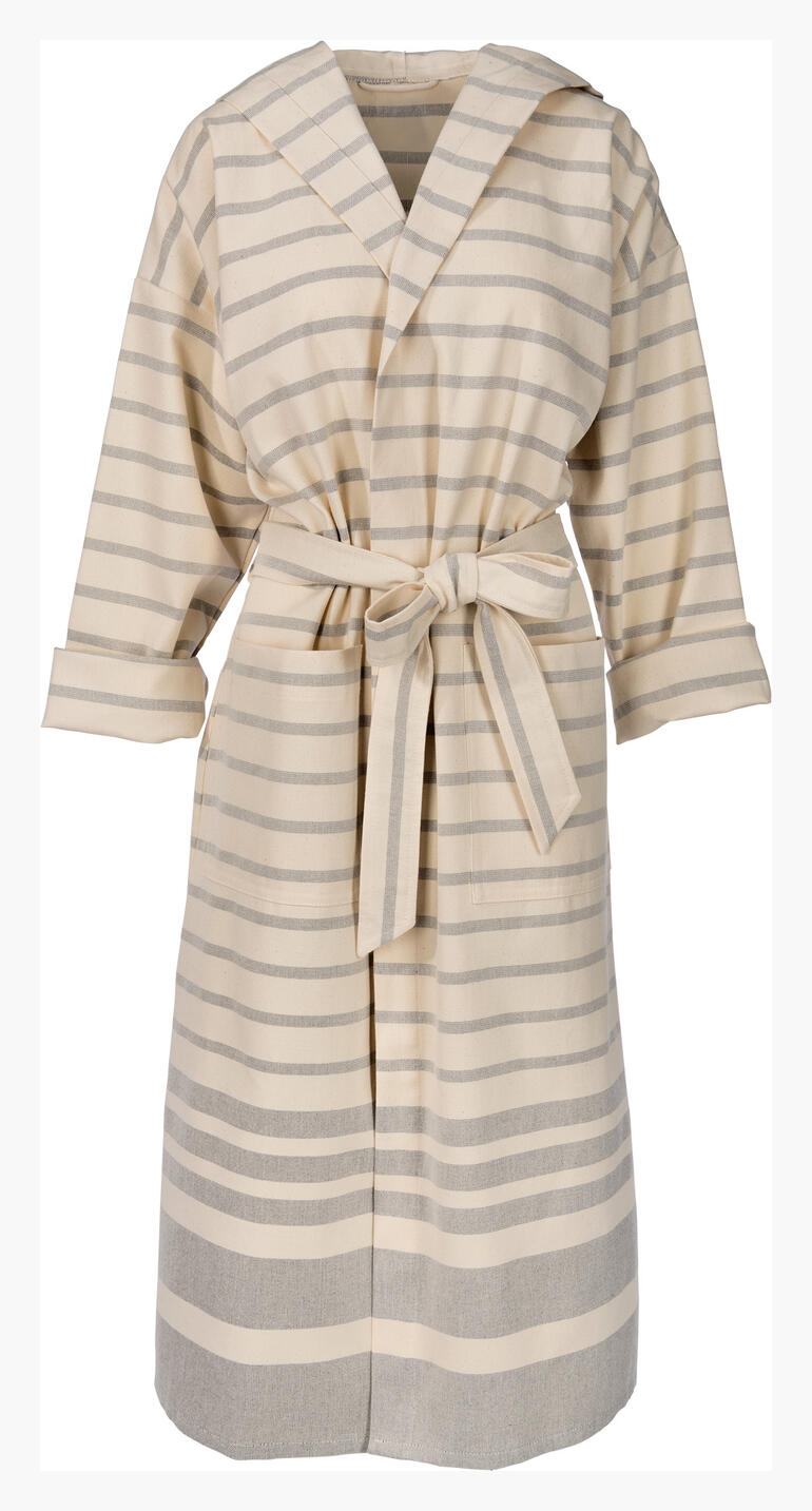 Gestreifter Hamam-Bademantel hängt auf einem weißen Hintergrund.