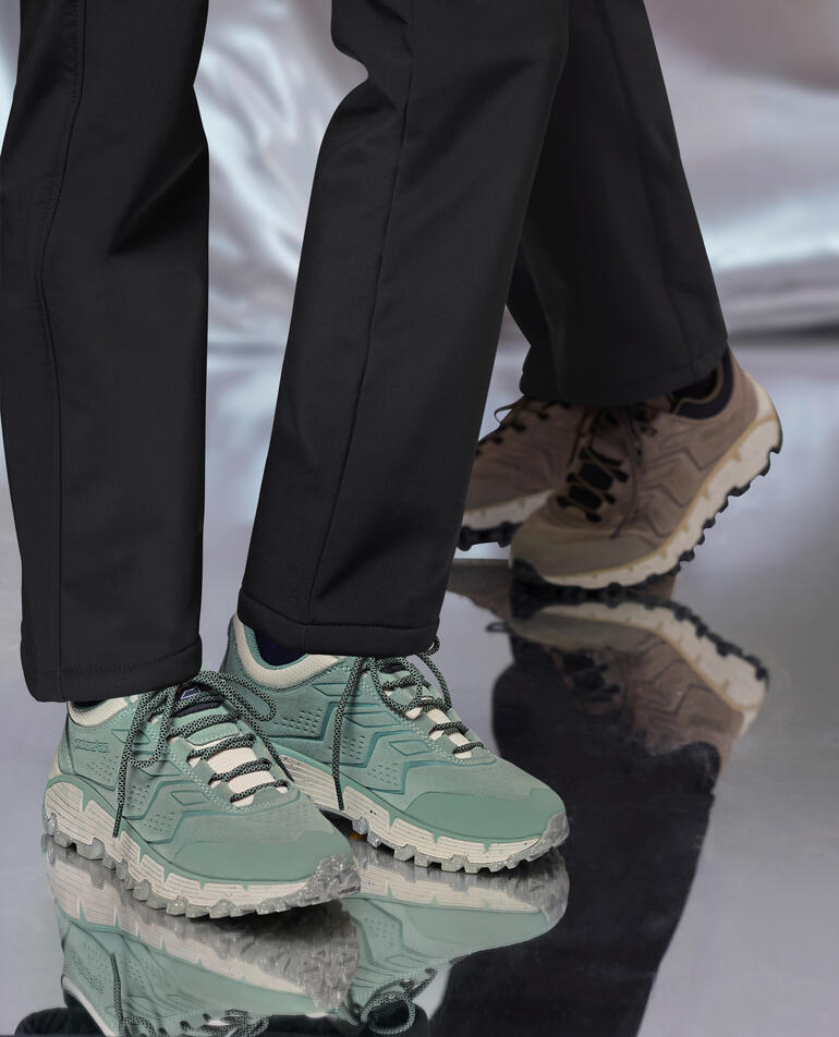 Damen, Mint und Herren, Braun Zamberlan Sneaker in Mint, getragen von einer Frau mit sportlichem Outfit.