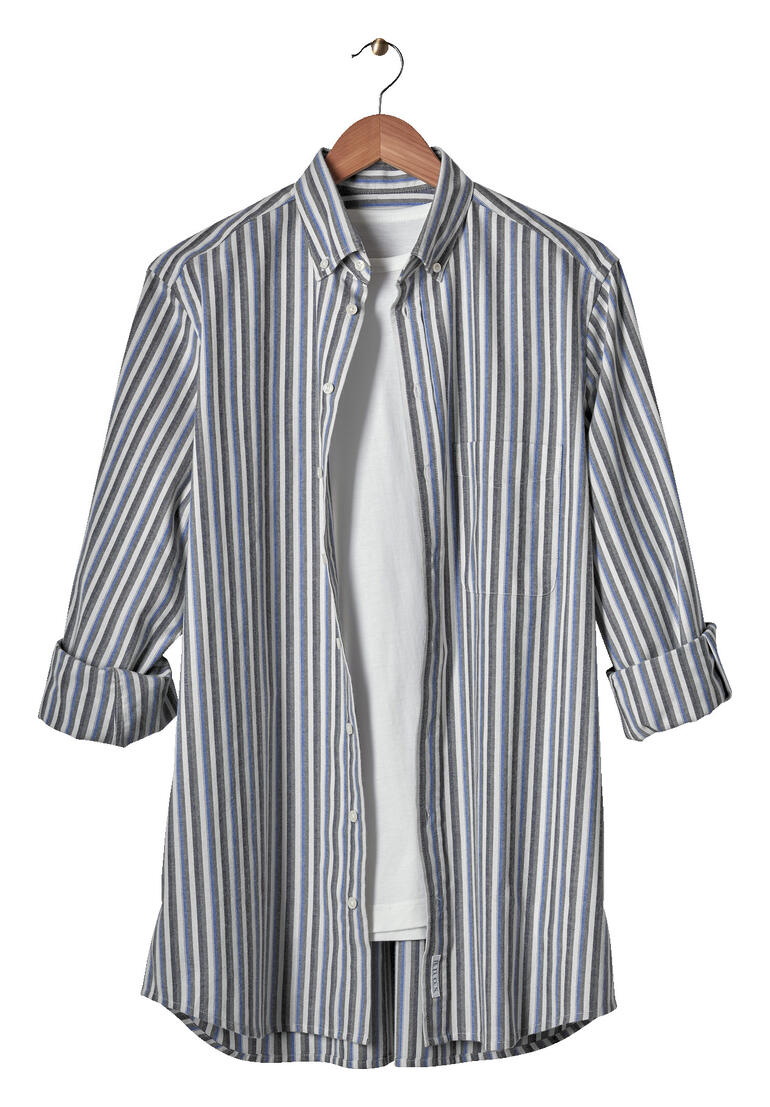 Gestreiftes Herrenhemd mit modischen Details und eingefärbten Ärmel