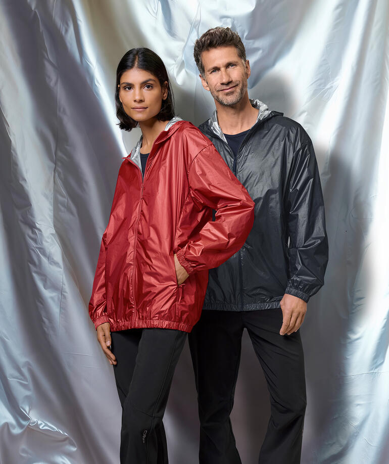 Ultraleichte Regenjacke in Rot und Schwarz, unisex, mit Kapuze.