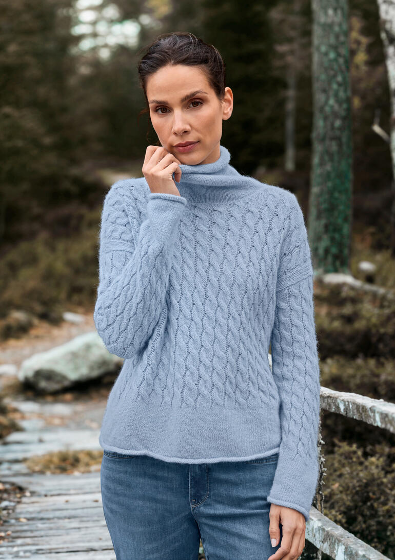 Hellblauer Baby-Alpaka-Zopfpullover, Größe 36, mit hohem Kragen