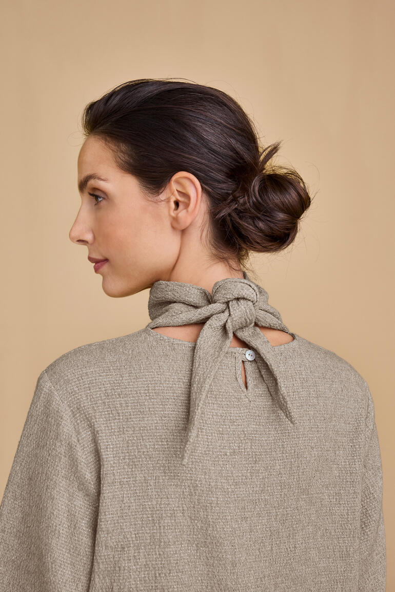 Edles Crinkle-Woll-Blusenshirt Edles Crinkle-Woll-Blusenshirt in Größe 36, Ansicht von hinten.