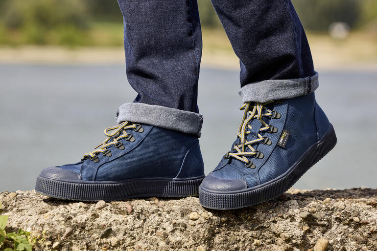 Junge trägt navyfarbene Cordura Sneaker mit umgeschlagenen Jeans