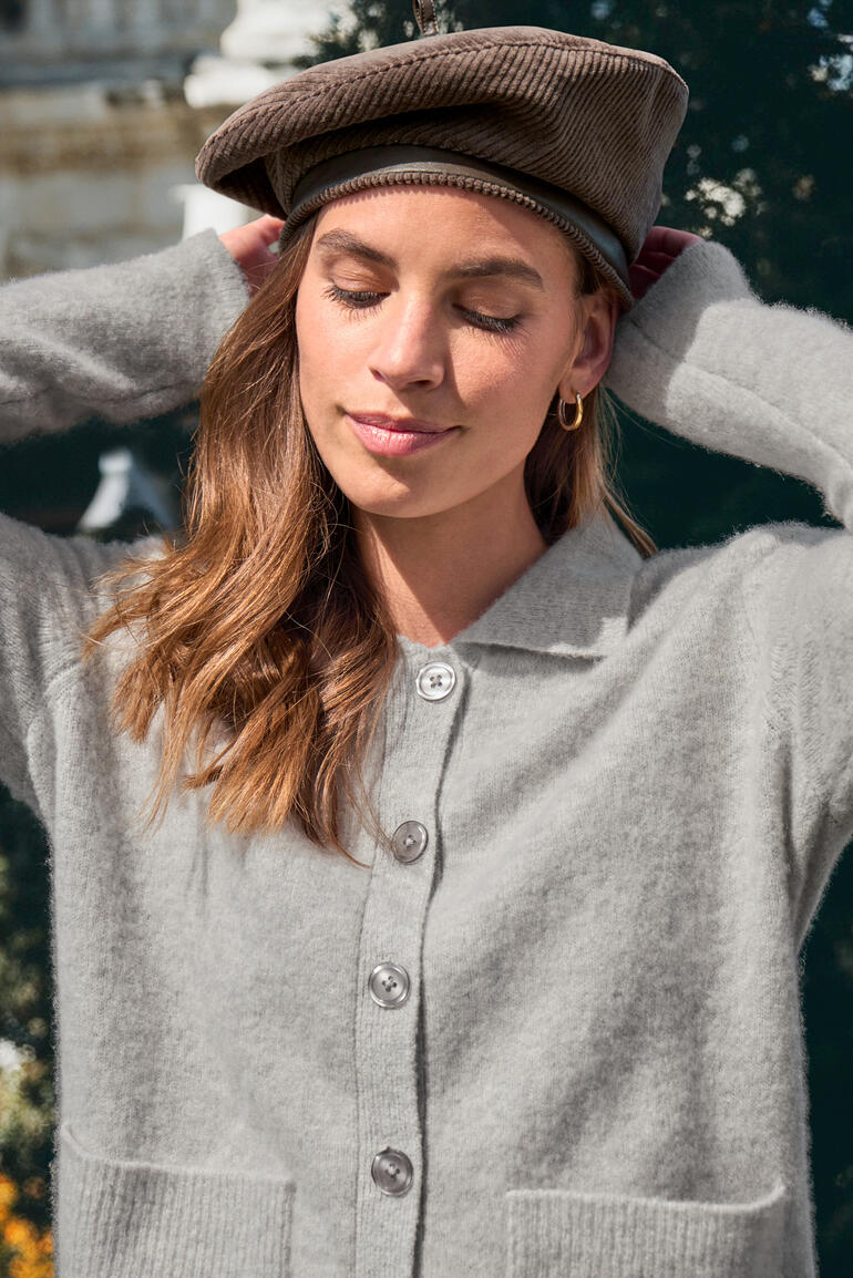 Braune Cord Baskenmütze, getragen mit einem grauen Pullover