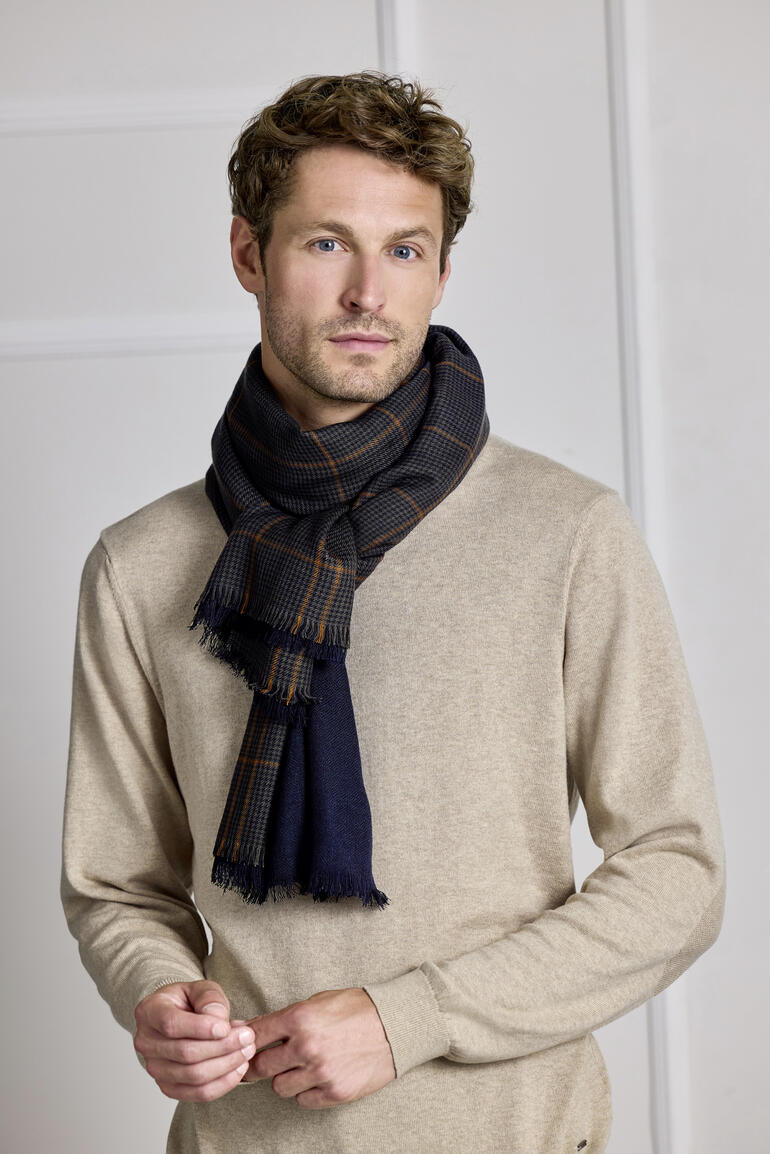 Viskose Wende-Schal in einer lässigen Pose an einem Mann