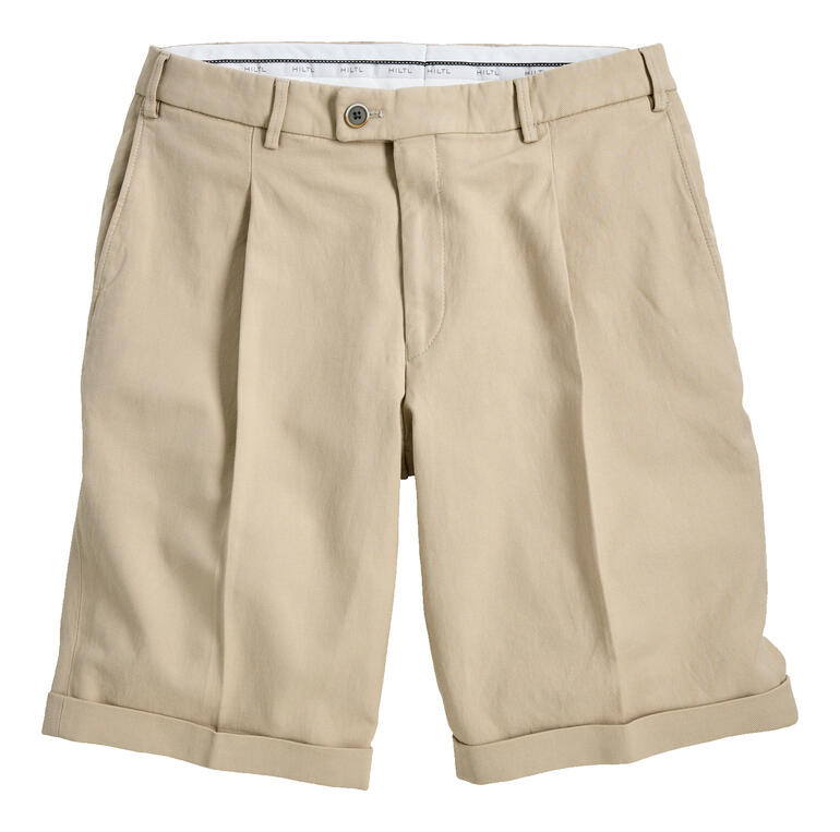 Bundfalten-Bermudas in Beige, lässig und elegant, auf einer neutralen Oberfläche.