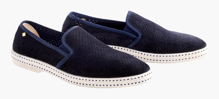 Sommer-Slipper in Marineblau, lässig und bequem, auf einer neutralen Unterlage.