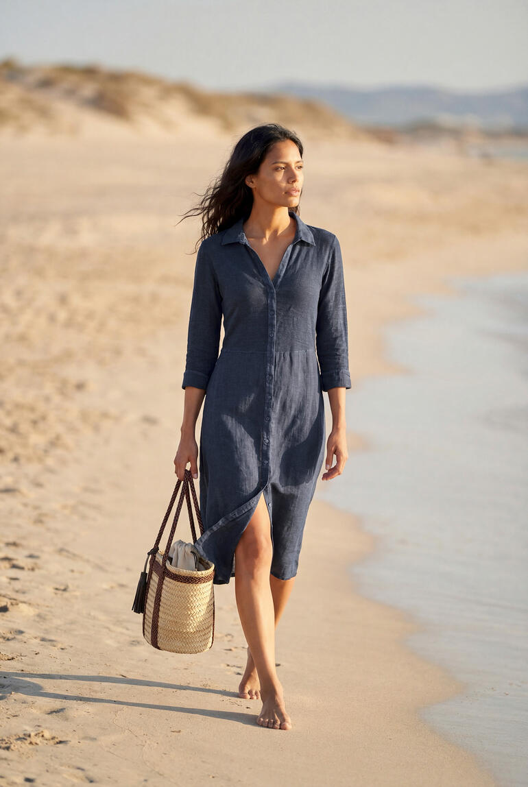 Leinen-Kombikleid in Dunkelblau, schlicht und bequem am Strand