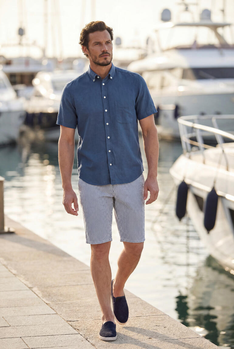 Mann in marineblauem BDO-Shirt und Shorts läuft am Hafen entlang.