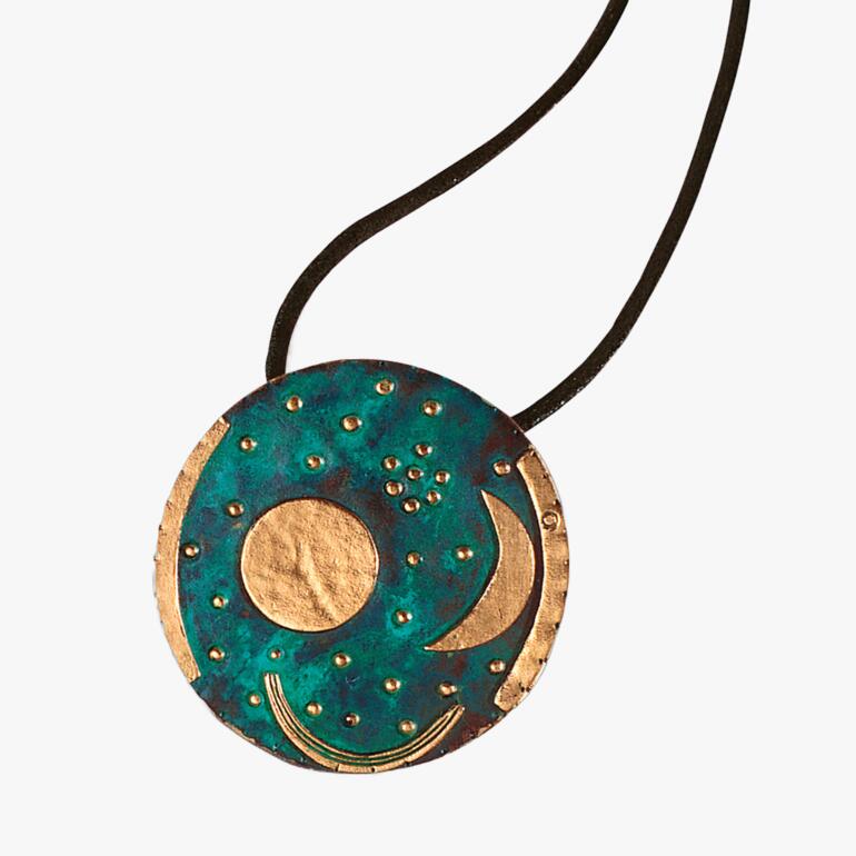 Nebra-Scheibe mit geometrischen Mustern in blau und gold