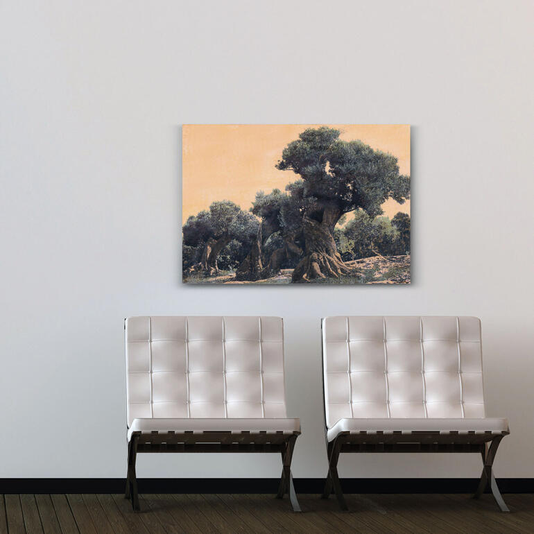 „Der Olivenbaum“ ist in den Grössen 110 x 75 cm ... Bild eines Olivenbaums an einer Wand über zwei Sesseln.