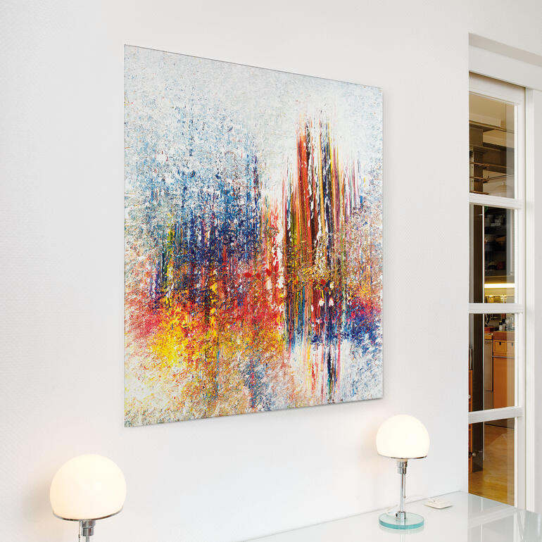 Aufgrund seiner farbigen Vielschichtigkeit entwickelt das Werk eine Eigendynamik, die jeden Raum bereichert. Großes abstraktes Kunstwerk von Benno Werth an einer Wand.