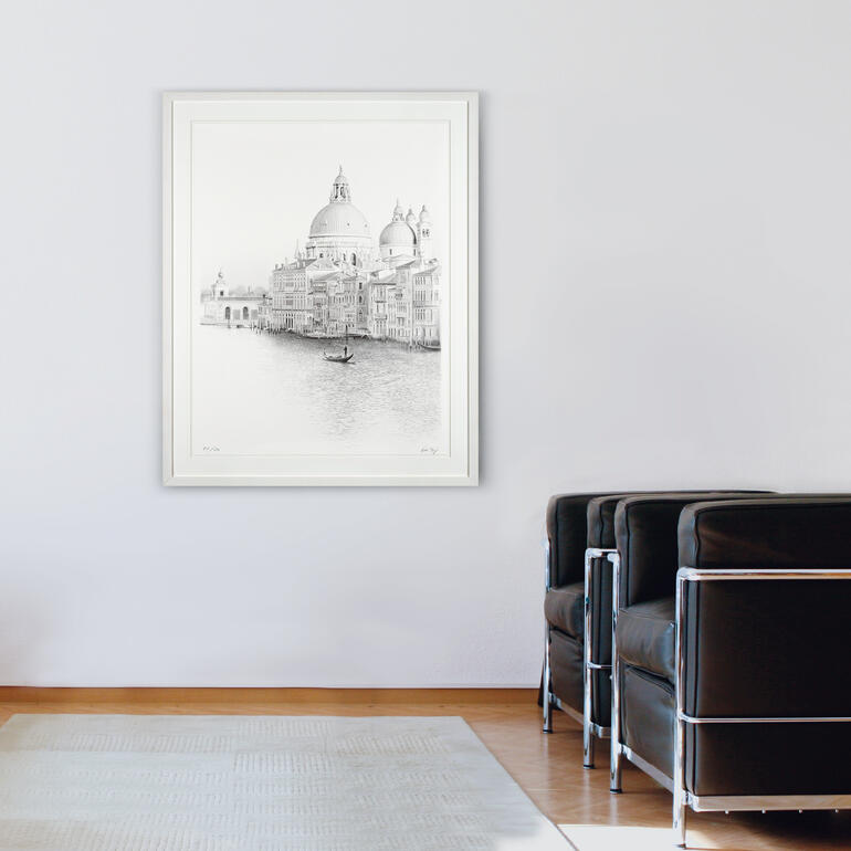 Jede Facette der prachtvollen Stadthäuser und der Barockkirche Santa Maria della salute ist in dem Werk „Venedig“ zu erkennen. Zeichnung von Venedig mit historischen Gebäuden im Hintergrund.