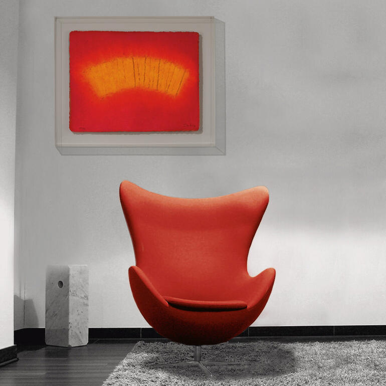 Wie Buchseiten oder bedeutende Pergamente der Antike wirkt das dennoch zeitgenössische Objekt. Rot-orangefarbenes abstaktives Kunstwerk von André Schweers an einer Wand.