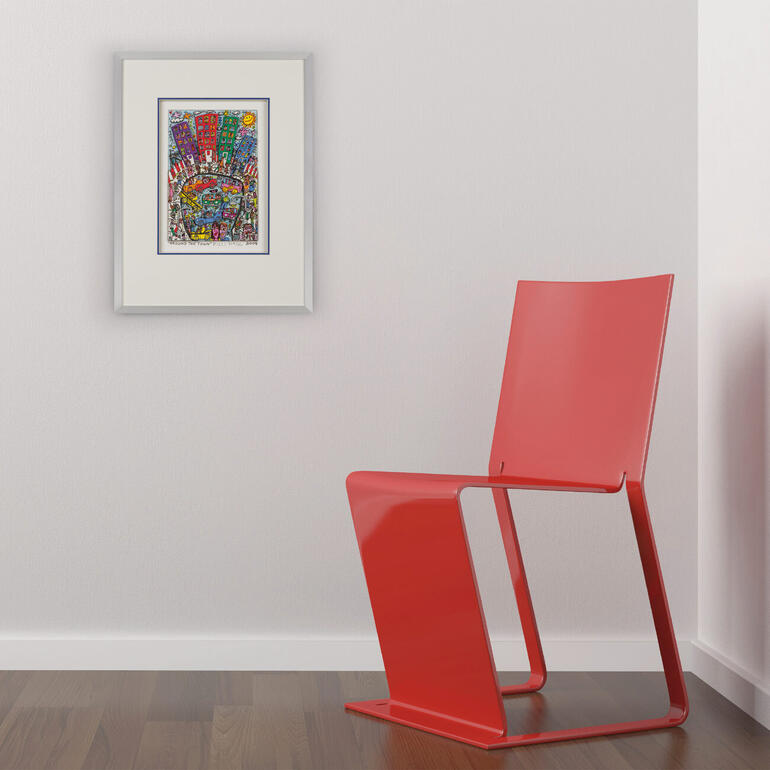 Das Kunstwerk 'Around the Town' von James Rizzi hängt über einem roten Stuhl.