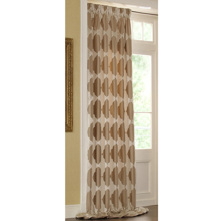 Vorhang Empress mit trendigem Muster in Beige, hängt an einem Fenster.
