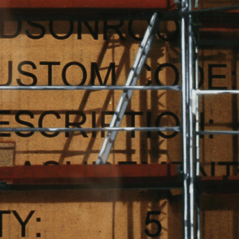 Fotorealistisch präzise treten die Schatten des Stahlgerüsts aus dem packpapierbraunen Fond hervor. Detailaufnahme einer Baustelle mit Gerüst und Bauinformationen.
