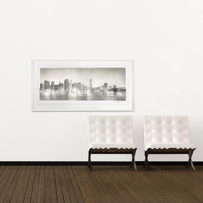 Das großformatige Werk zeigt die Skyline der Insel Manhattan, die äußerst detailliert zu erkennen ist. Modernes Wohnambiente mit Koshi Takagis Stadtlandschaft an der Wand
