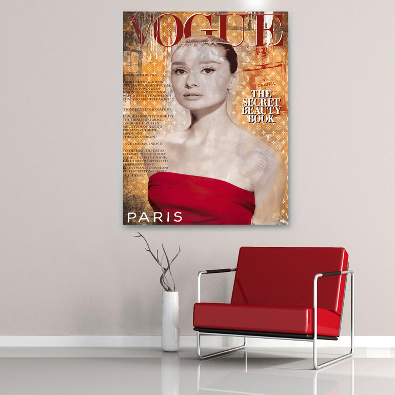 „Secret Beauty“, 100 x 130 x 0,3 cm. Vogue-Cover von Audrey Hepburn in rotem Kleid über einem modernen roten Stuhl.