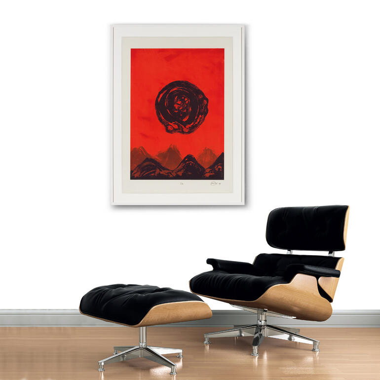 Schwarzer Sessel mit Kunstwerk in rot und Schwarz an der Wand