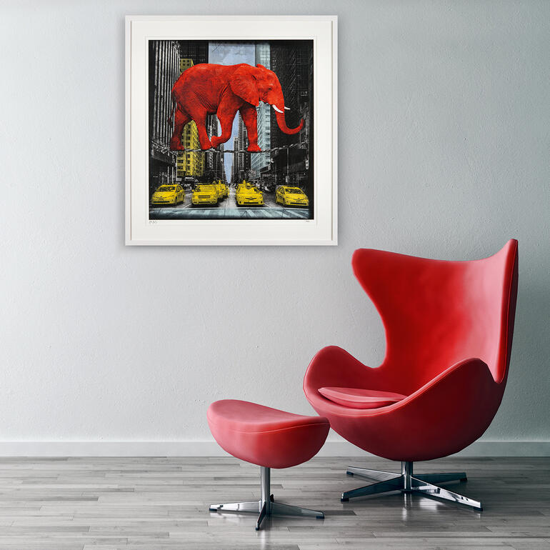 Großes rotes Elefant in einer lebhaften Stadtlandschaft.