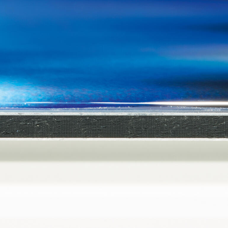 Nahaufnahme der Kante eines Bildes mit glattem Finish.
