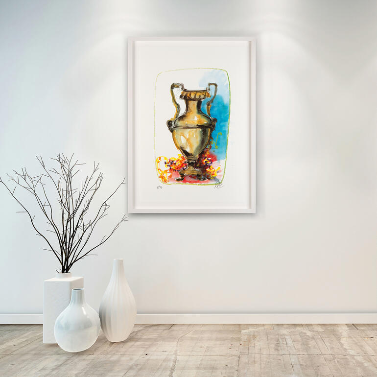 Vase in modernem Raum auf einem Regal, umgeben von minimalistischer Dekoration.