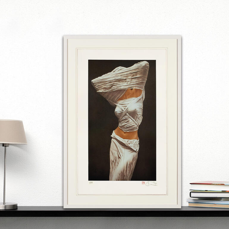 Kunstwerk einer in Tuch gewickelten Figur in einem Raum