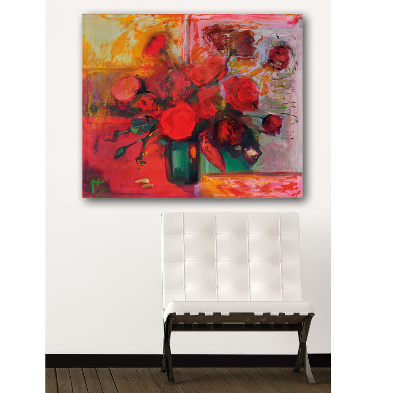 Gemälde von roten Rosen in einer Vase, an der Wand über einem weißen Stuhl.