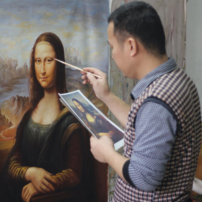 Hui Liu Hui Liu malt die Mona Lisa, während er auf das Original blickt.