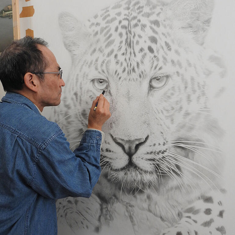 Koshi Takagi Künstler zeichnet einen Leoparden an einer Wand.