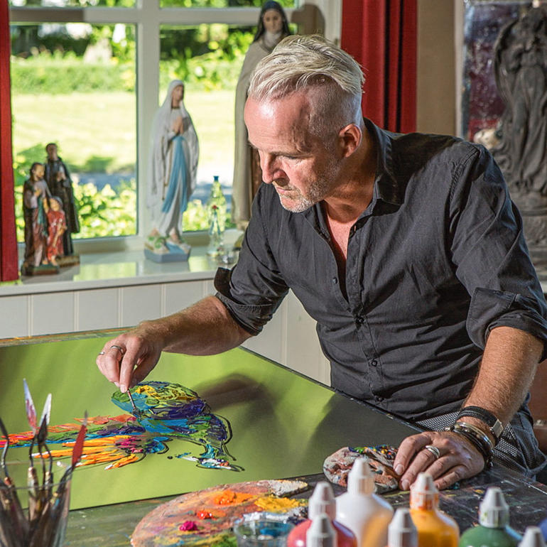Der Künstler Paul La Poutré malt in seinem Atelier.