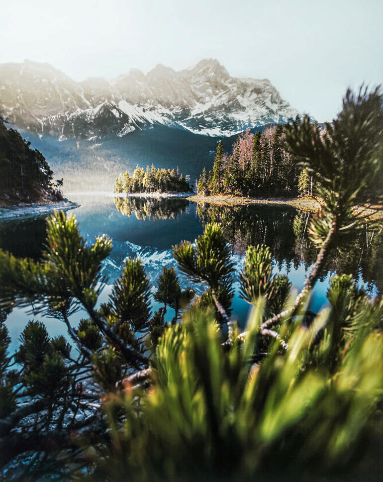 Idyllische Landschaft mit einem klaren Bergsee und spiegelnden Bergen im Hintergrund