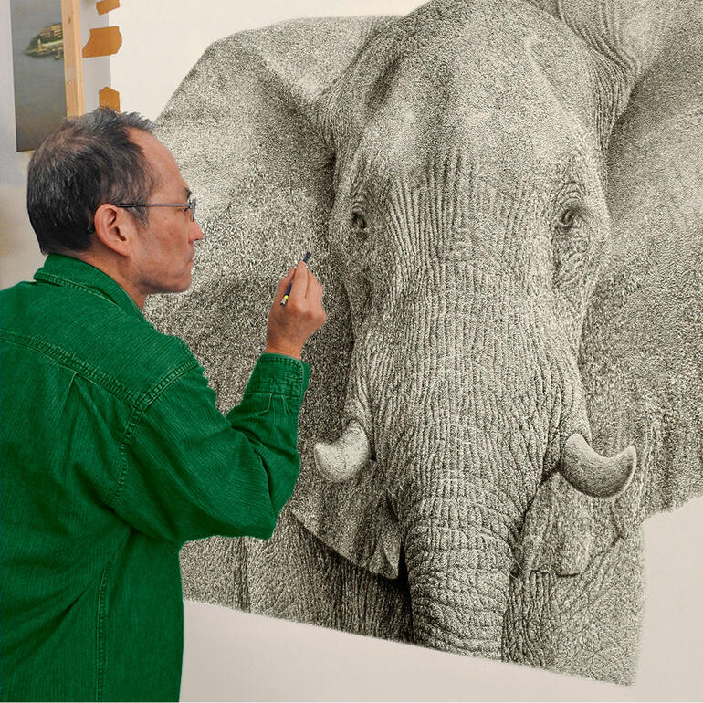 Koshi Takagi zeichnet einen Elefanten mit einem Bleistift auf eine Leinwand.
