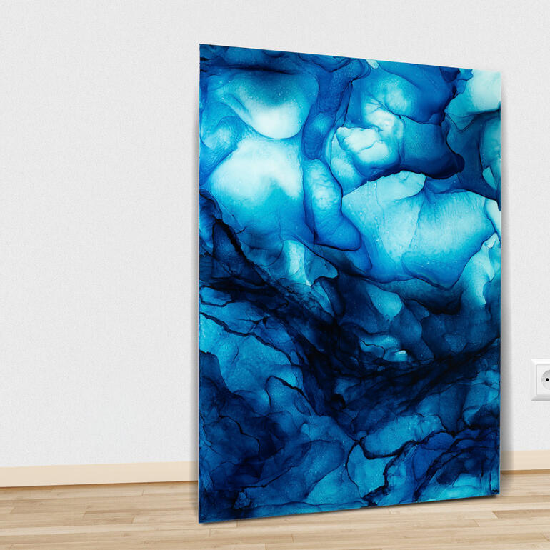 Abstrakte blaue Kunst mit fließenden Formen und Texturen.