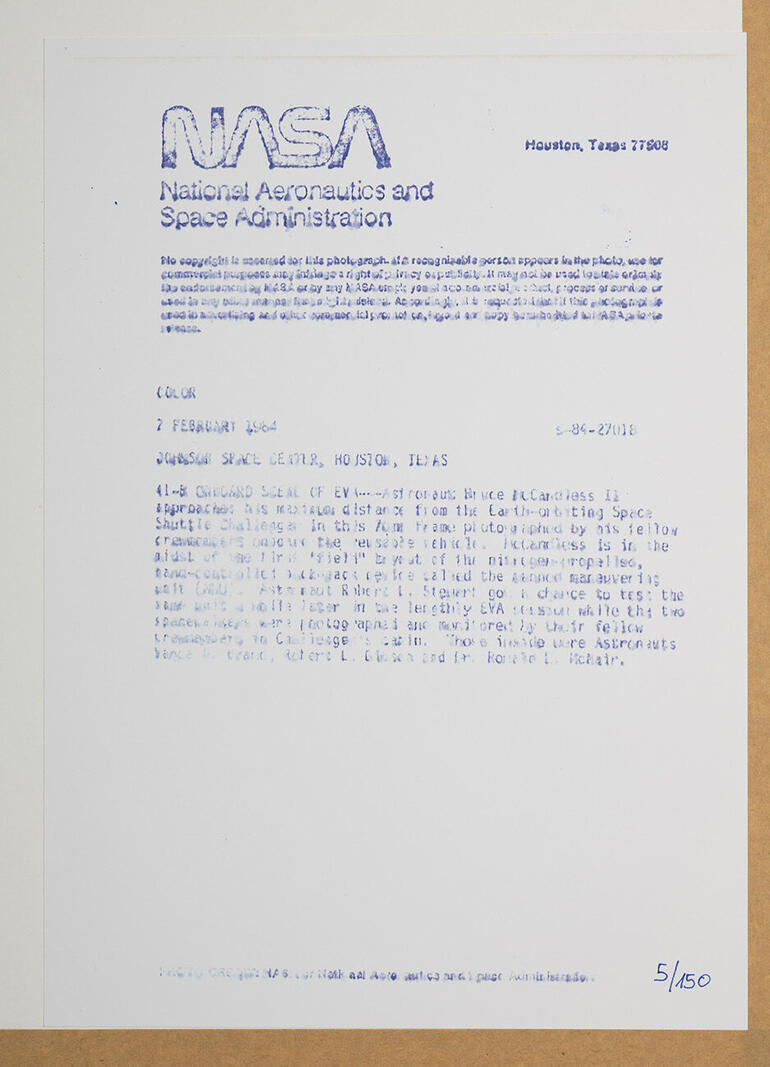 Das mitgelieferte Echtheitszertifikat beschreibt die Hintergrundgeschichte der abgebildeten Szene sowie den Ort und die Art der Aufnahme. NASA-Dokument mit Stempel und blauen Details